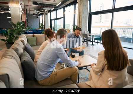 Geschäftsbesprechung in Co-Working-Räumlichkeiten Stockfoto