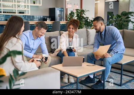 Unternehmer, die Geschäftstreffen im Co-Working-Bereich abhalten Stockfoto
