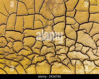 Mineralreiche zerbrochene Erde am Ufer des Rio Tinto (roter Fluss), Luftaufnahme, Drohnenschuss, Provinz Huelva, Andalusien, Spanien Stockfoto