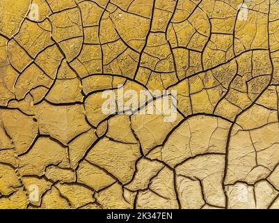 Mineralreiche zerbrochene Erde am Ufer des Rio Tinto (roter Fluss), Luftaufnahme, Drohnenschuss, Provinz Huelva, Andalusien, Spanien Stockfoto