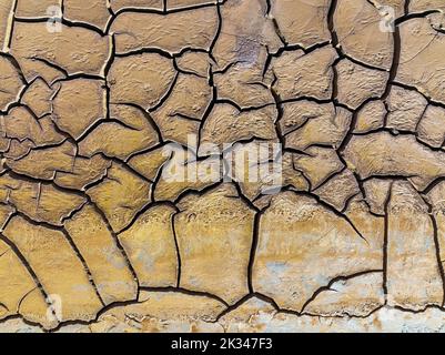 Mineralreiche zerbrochene Erde am Ufer des Rio Tinto (roter Fluss), Luftaufnahme, Drohnenschuss, Provinz Huelva, Andalusien, Spanien Stockfoto