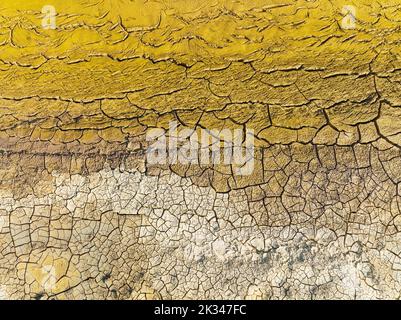 Mineralreiche zerbrochene Erde am Ufer des Rio Tinto (roter Fluss), Luftaufnahme, Drohnenschuss, Provinz Huelva, Andalusien, Spanien Stockfoto