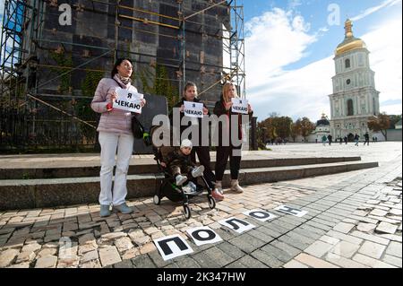 Kiew, Kiew, Ukraine. 24. September 2022. Verwandte von "Asow"-Regimentskämpfern, die von Russen gefangen gehalten werden, werden in der Innenstadt von Kiew gesehen. Am 21. September tauschten die Ukraine und Russland Kriegsgefangene aus, und 215 Kämpfer des ''Asow''-Regiments kamen aus russischer Gefangenschaft in die Ukraine zurück. Aber rund 2 Kämpfer werden immer noch von Russland gehalten. Demonstranten sagen, dass ihre Verwandten immer noch von Russen gehalten werden. ''Asov'' ist eines der Regimenter, die die Stadt Mariupol verteidigten. Nach einer langwierigen Belagerung wurde die Stadt fast vollständig zerstört und von Russland besetzt. Russland marschierte am 24. Februar 2022 in die Ukraine ein. Stockfoto