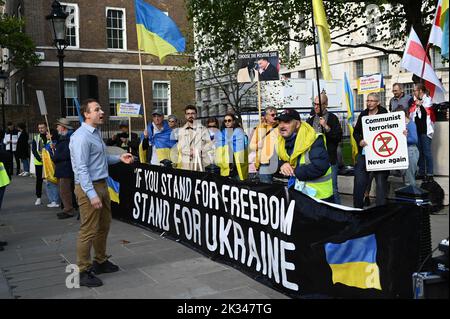Die Ukraine hat ihre Proteste gegen die russische Invasion in der Ukraine fortgesetzt. Nach der Beerdigung von Elizabeth II. In der Downing Street rief die Welt dazu auf, die Ukraine, London, Großbritannien zu unterstützen. 24.. September 2022. Stockfoto