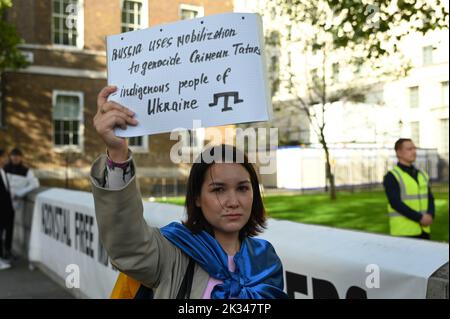 Die Ukraine hat ihre Proteste gegen die russische Invasion in der Ukraine fortgesetzt. Nach der Beerdigung von Elizabeth II. In der Downing Street rief die Welt dazu auf, die Ukraine, London, Großbritannien zu unterstützen. 24.. September 2022. Stockfoto