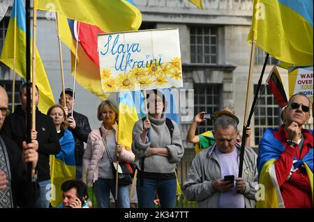 Die Ukraine hat ihre Proteste gegen die russische Invasion in der Ukraine fortgesetzt. Nach der Beerdigung von Elizabeth II. In der Downing Street rief die Welt dazu auf, die Ukraine, London, Großbritannien zu unterstützen. 24.. September 2022. Stockfoto