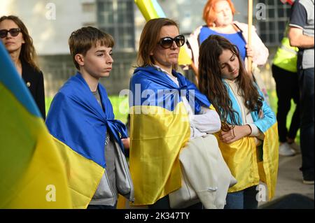 Die Ukraine hat ihre Proteste gegen die russische Invasion in der Ukraine fortgesetzt. Nach der Beerdigung von Elizabeth II. In der Downing Street rief die Welt dazu auf, die Ukraine, London, Großbritannien zu unterstützen. 24.. September 2022. Stockfoto