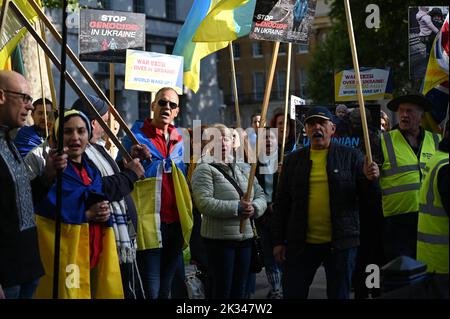 Die Ukraine hat ihre Proteste gegen die russische Invasion in der Ukraine fortgesetzt. Nach der Beerdigung von Elizabeth II. In der Downing Street rief die Welt dazu auf, die Ukraine, London, Großbritannien zu unterstützen. 24.. September 2022. Stockfoto