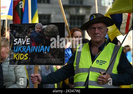 Die Ukraine hat ihre Proteste gegen die russische Invasion in der Ukraine fortgesetzt. Nach der Beerdigung von Elizabeth II. In der Downing Street rief die Welt dazu auf, die Ukraine, London, Großbritannien zu unterstützen. 24.. September 2022. Stockfoto