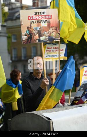 Die Ukraine hat ihre Proteste gegen die russische Invasion in der Ukraine fortgesetzt. Nach der Beerdigung von Elizabeth II. In der Downing Street rief die Welt dazu auf, die Ukraine, London, Großbritannien zu unterstützen. 24.. September 2022. Stockfoto