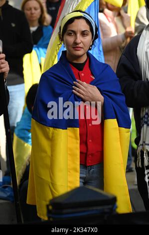 Die Ukraine hat ihre Proteste gegen die russische Invasion in der Ukraine fortgesetzt. Nach der Beerdigung von Elizabeth II. In der Downing Street rief die Welt dazu auf, die Ukraine, London, Großbritannien zu unterstützen. 24.. September 2022. Stockfoto