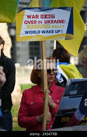 Die Ukraine hat ihre Proteste gegen die russische Invasion in der Ukraine fortgesetzt. Nach der Beerdigung von Elizabeth II. In der Downing Street rief die Welt dazu auf, die Ukraine, London, Großbritannien zu unterstützen. 24.. September 2022. Stockfoto