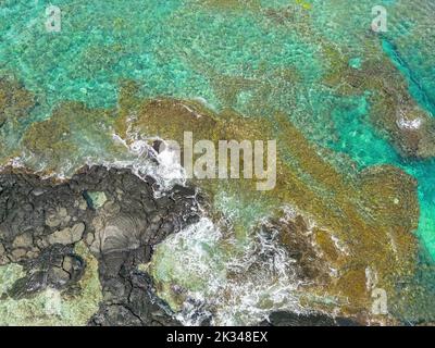 Luftaufnahme der Kealakekua Bay am Ende des Captain James Cook Monument Trail, Kealakekua Bay State Historical Park, Big Island, Hawaii, USA Stockfoto