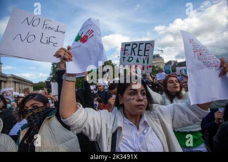 London, England, Großbritannien. 24. September 2022. Tausende protestieren auf dem Trafalgar Square für Mahsa Amini, der von der Moralpolizei im Iran getötet wurde, nachdem er wegen Verstoßes gegen die Gesetze zum Tragen von Hijab festgenommen worden war. (Bild: © Tayfun Salci/ZUMA Press Wire) Stockfoto