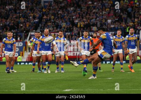 Manchester, Großbritannien. 24. September 2022. Rhyse Martin von Leeds Rhinos erzielt beim großen Finale der Betfred Super League zwischen St Helens und Leeds Rhinos am 24. September 2022 in Old Trafford, Manchester, England, eine Conversion, um 12-6 Punkte zu erreichen. Foto von Ken Sparks. Nur zur redaktionellen Verwendung, Lizenz für kommerzielle Nutzung erforderlich. Keine Verwendung bei Wetten, Spielen oder Veröffentlichungen einzelner Clubs/Vereine/Spieler. Kredit: UK Sports Pics Ltd/Alamy Live Nachrichten Stockfoto