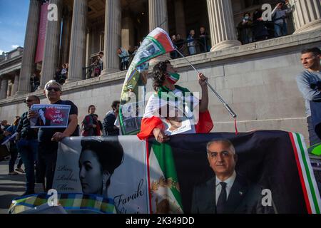 London, England, Großbritannien. 24. September 2022. Tausende protestieren auf dem Trafalgar Square für Mahsa Amini, der von der Moralpolizei im Iran getötet wurde, nachdem er wegen Verstoßes gegen die Gesetze zum Tragen von Hijab festgenommen worden war. (Bild: © Tayfun Salci/ZUMA Press Wire) Stockfoto