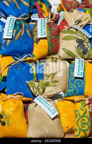 Marktstand mit Kräutern der Provence, Wochenmarkt, Sault, Vaucluse in der Region Provence-Alpes-Cote d'Azur, Frankreich Stockfoto