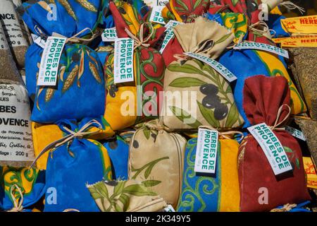 Marktstand mit Kräutern der Provence, Wochenmarkt, Sault, Vaucluse in der Region Provence-Alpes-Cote d'Azur, Frankreich Stockfoto