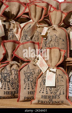 Marktstand mit Kräutern der Provence, Wochenmarkt, Sault, Vaucluse in der Region Provence-Alpes-Cote d'Azur, Frankreich Stockfoto