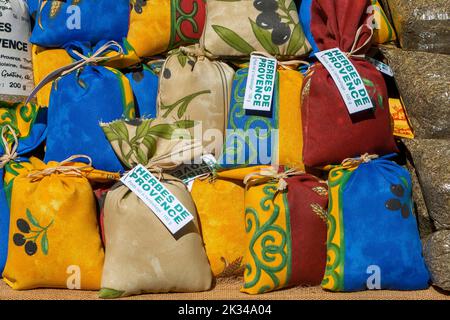 Marktstand mit Kräutern der Provence, Wochenmarkt, Sault, Vaucluse in der Region Provence-Alpes-Cote d'Azur, Frankreich Stockfoto