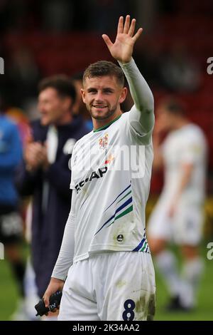 Walsall, Großbritannien. 24. September 2022. Reece McAlear von Tranmere Rovers zeigt den Fans am Ende des Spiels seine Wertschätzung. EFL Skybet Football League Two Match, Walsall gegen Tranmere Rovers im Poundland Bescot Stadium in Walsall, West Midlands, am Samstag, 24.. September 2022. Dieses Bild darf nur für redaktionelle Zwecke verwendet werden. Nur zur redaktionellen Verwendung, Lizenz für kommerzielle Nutzung erforderlich. Keine Verwendung bei Wetten, Spielen oder Veröffentlichungen in einem Club/einer Liga/einem Spieler.PIC von Chris Stading/Andrew Orchard Sports Photography/Alamy Live News Credit: Andrew Orchard Sports Photography/Alamy Live News Stockfoto