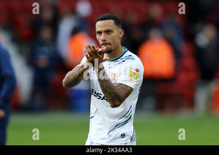 Walsall, Großbritannien. 24. September 2022. Josh Dacres-Cogley von Tranmere Rovers zeigt den Fans am Ende des Spiels seine Wertschätzung. EFL Skybet Football League Two Match, Walsall gegen Tranmere Rovers im Poundland Bescot Stadium in Walsall, West Midlands, am Samstag, 24.. September 2022. Dieses Bild darf nur für redaktionelle Zwecke verwendet werden. Nur zur redaktionellen Verwendung, Lizenz für kommerzielle Nutzung erforderlich. Keine Verwendung bei Wetten, Spielen oder Veröffentlichungen in einem Club/einer Liga/einem Spieler.PIC von Chris Stading/Andrew Orchard Sports Photography/Alamy Live News Credit: Andrew Orchard Sports Photography/Alamy Live News Stockfoto