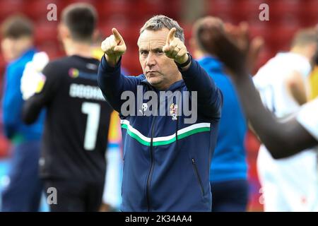 Walsall, Großbritannien. 24. September 2022. „Micky Mellon, der Manager von Tranmere Rovers, zeigt den Fans am Ende des Spiels seine Wertschätzung. EFL Skybet Football League Two Match, Walsall gegen Tranmere Rovers im Poundland Bescot Stadium in Walsall, West Midlands, am Samstag, 24.. September 2022. Dieses Bild darf nur für redaktionelle Zwecke verwendet werden. Nur zur redaktionellen Verwendung, Lizenz für kommerzielle Nutzung erforderlich. Keine Verwendung bei Wetten, Spielen oder Veröffentlichungen in einem Club/einer Liga/einem Spieler.PIC von Chris Stading/Andrew Orchard Sports Photography/Alamy Live News Credit: Andrew Orchard Sports Photography/Alamy Live News Stockfoto