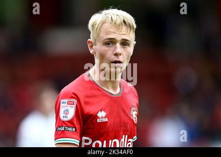 Walsall, Großbritannien. 24. September 2022. Liam Bennett von Walsall schaut auf. EFL Skybet Football League Two Match, Walsall gegen Tranmere Rovers im Poundland Bescot Stadium in Walsall, West Midlands, am Samstag, 24.. September 2022. Dieses Bild darf nur für redaktionelle Zwecke verwendet werden. Nur zur redaktionellen Verwendung, Lizenz für kommerzielle Nutzung erforderlich. Keine Verwendung bei Wetten, Spielen oder Veröffentlichungen in einem Club/einer Liga/einem Spieler.PIC von Chris Stading/Andrew Orchard Sports Photography/Alamy Live News Credit: Andrew Orchard Sports Photography/Alamy Live News Stockfoto