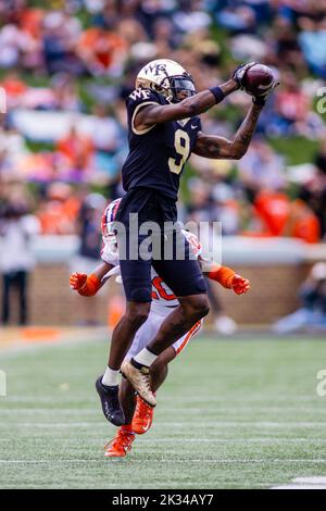 24. September 2022: Wake Forest Demon Diacons Wide Receiver A.T. Perry (9) macht den Fang gegen Clemson Tigers-Eckpfeiler Nate Wiggins (20) im ersten Viertel des NCAA-Fußballspiels auf dem Truist Field in Winston-Salem, NC. (Scott Kinser/CSM) Stockfoto