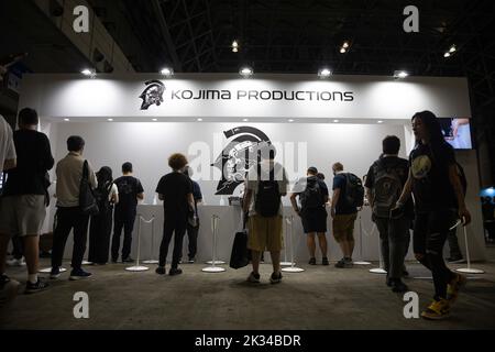 Chiba, Japan. 17. September 2022. Kojima Productions Merchandise-Shop auf der Tokyo Game Show 2022. Nach einer zweijährigen Pause, die durch die Covid-19-Pandemie erzwungen wurde, kehrte die Tokyo Game Show zur Makuhari Messe in Chiba, Japan, zurück. (Bild: © Stanislav Kogiku/SOPA Images via ZUMA Press Wire) Stockfoto