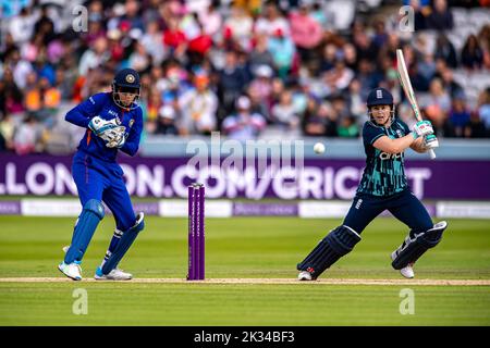 LONDON, GROSSBRITANNIEN. 24.. September 2022. Tammy Beaumont aus England (rechts) in Aktion während England Women vs India 3. Royal London ODI am Samstag, 24. September 2022, auf dem Lord's Cricket Ground in LONDON ENGLAND. Kredit: Taka G Wu/Alamy Live Nachrichten Stockfoto