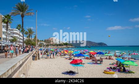 Lebhafter Strand und Promenade Playa de Sant Llorenc, Cala Millor, Mallorca, Spanien Stockfoto