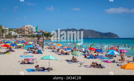 Lebhafter Strand Playa de Sant Llorenc, Cala Millor, Mallorca, Spanien Stockfoto