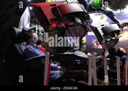 Chiba, Japan. 17. September 2022. Besucher der Tokyo Game Show 2022 Machen Sie sich bereit, ein Videospiel von Konami zu spielen. Nach einer zweijährigen Pause, die durch die Covid-19-Pandemie erzwungen wurde, kehrte die Tokyo Game Show zur Makuhari Messe in Chiba, Japan, zurück. (Bild: © Stanislav Kogiku/SOPA Images via ZUMA Press Wire) Stockfoto