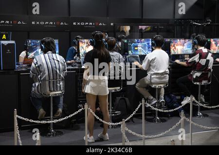 Chiba, Japan. 17. September 2022. Besucher der Tokyo Game Show 2022 spielen Exoprimal-Videospiel. Nach einer zweijährigen Pause, die durch die Covid-19-Pandemie erzwungen wurde, kehrte die Tokyo Game Show zur Makuhari Messe in Chiba, Japan, zurück. (Bild: © Stanislav Kogiku/SOPA Images via ZUMA Press Wire) Stockfoto