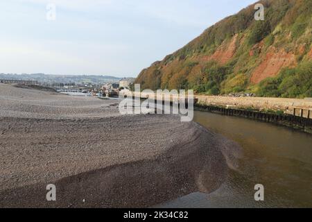 Der Fluss Axe in der Nähe von Seaton in Devon kurvt um eine Sandbank kurz bevor er ins Meer kommt. Stockfoto