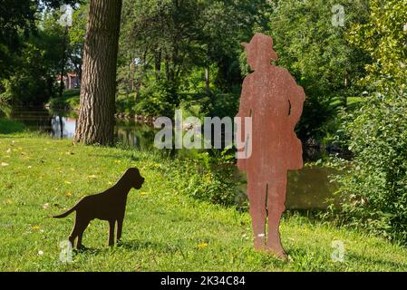 Lockport, Illinois - Vereinigte Staaten - 23.. August 2022: Metallausschnitte mit historischen Figuren auf dem historischen I und M Kanal in Lockport, Illinois Stockfoto