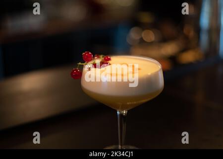 Landschaftsfoto eines Cocktails an einer Bar mit Kirsche oben Stockfoto