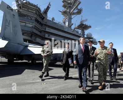 Busan, Südkorea. 24. September 2022. Der südkoreanische Verteidigungsminister LEE JONG SUP (L) und der Kapitän der US-Marine FRED GOLDHAMMER sprechen auf dem Hauptdeck der CVN-76 USS Ronald Reagan in Busan, Südkorea. (Bild: © Verteidigungsministerium via ZUMA Press Wire) Stockfoto