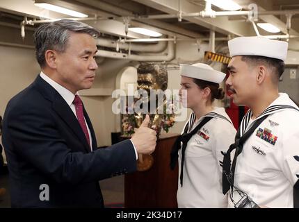 Busan, Südkorea. 24. September 2022. LEE JONG SUP der südkoreanische Verteidigungsminister (L) gibt der US-Marine an Bord der CVN-76 USS Ronald Reagan in Busan, Südkorea, einen „Daumen nach oben“. (Bild: © Verteidigungsministerium via ZUMA Press Wire) Stockfoto