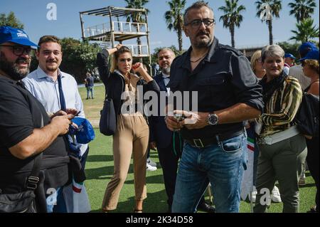 Neapel, Italien. 23. September 2022. Eine Gruppe von Menschen sah warten auf die Rede. Giorgia Meloni, Vorsitzende der rechten nationalistischen und konservativen Partei Brothers of Italy (Fratelli d'Italia, FDI), hielt die abschließende Wahlkundgebung in Arenile, im linksorientierten Stadtteil Bagnoli, Neapel, ab. Kredit: SOPA Images Limited/Alamy Live Nachrichten Stockfoto