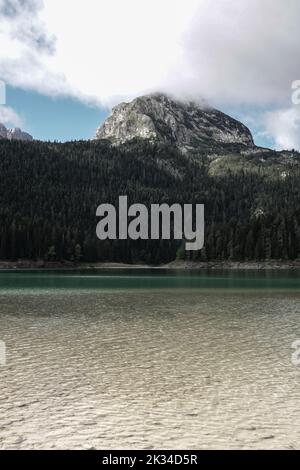 Der Schwarze See, Crno Jezero, in der Gemeinde Žabljak im Norden Montenegros, ist ein Gletschersee, der sich auf dem Berg Durmitor am Fuße des Međed befindet Stockfoto