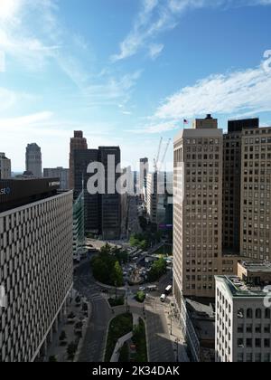 Ein Blick auf die Wolkenkratzer der Woodward Avenue im Stadtzentrum von Detroit, Michigan, bei Tageslicht Stockfoto