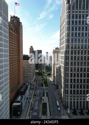 Ein Blick auf die Wolkenkratzer der Woodward Avenue im Stadtzentrum von Detroit, Michigan, bei Tageslicht Stockfoto