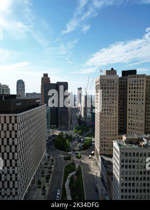 Ein Blick auf die Wolkenkratzer der Woodward Avenue im Stadtzentrum von Detroit, Michigan, bei Tageslicht Stockfoto