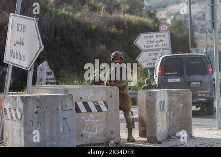 Nablus, Westjordanland, Palästina. 24. September 2022. Ein israelischer Soldat, der an einem Kontrollpunkt in der Nähe eines Palästinensers, von dem behauptet wird, er habe versucht, Soldaten zu überfahren, in der Stadt Nablus im besetzten Westjordanland angeschossen und getötet wurde. (Bild: © Nasser Ishtayeh/SOPA Images via ZUMA Press Wire) Stockfoto