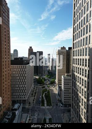 Ein Blick auf die Wolkenkratzer der Woodward Avenue im Stadtzentrum von Detroit, Michigan, bei Tageslicht Stockfoto