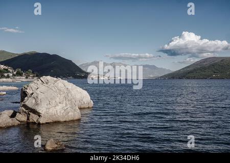Szenen aus Herceg Novi, einer Küstenstadt in Montenegro am westlichen Eingang zur Bucht von Kotor. Herceg Novi war bekannt als Castelnuovo, New cas Stockfoto