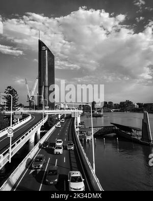 Eine vertikale Graustufenaufnahme einer Autobahn und eines modernen Gebäudes in Brisbane, Australien Stockfoto