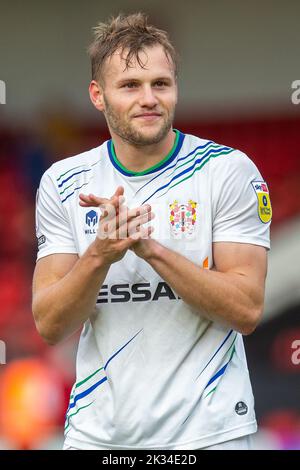 Elliott Nevitt #20 von Tranmere Rovers applaudiert den Fans während des Sky Bet League 2-Spiels Walsall gegen Tranmere Rovers im Banks's Stadium, Walsall, Großbritannien, 24.. September 2022 (Foto by Phil Bryan/News Images) Stockfoto